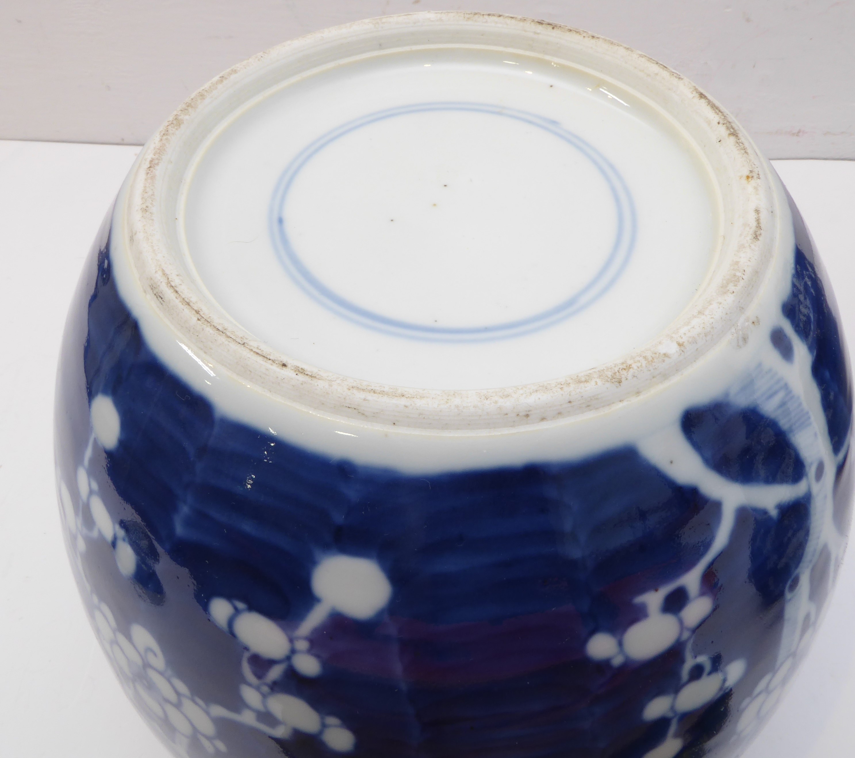 Four Chinese ginger jars and covers – varying sizes, decorated in underglaze blue and white with - Image 4 of 10