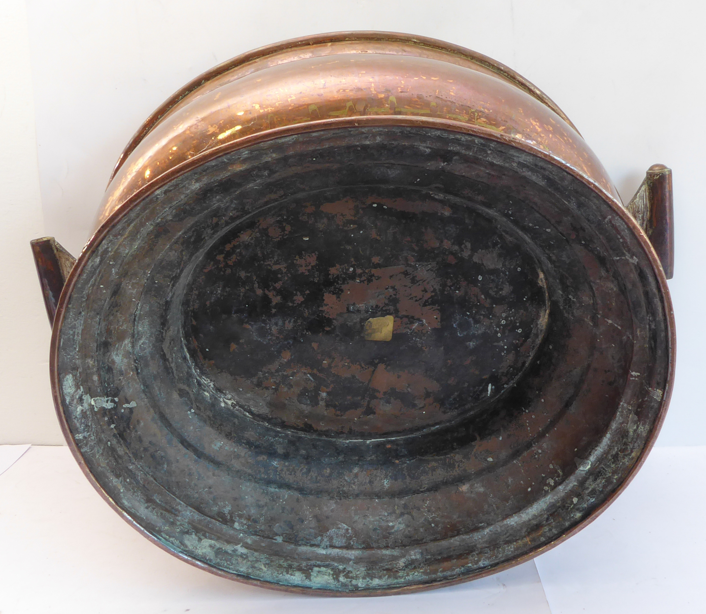 A large two-handled boat-shaped copper wine cistern (probably early 20th century) (72.5cm wide - Image 2 of 4