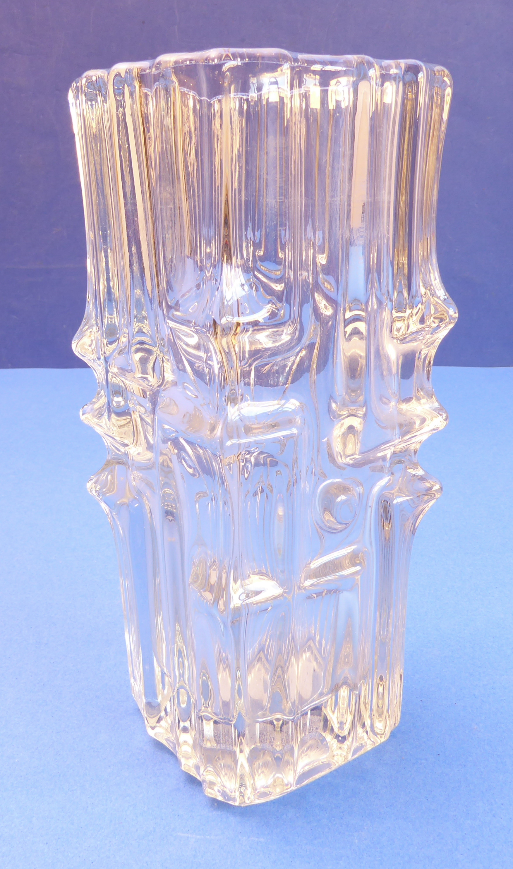 A clear-glass Brutalist-style vase (possibly Whitefriars) of slightly tapering square form (20cm - Image 3 of 3