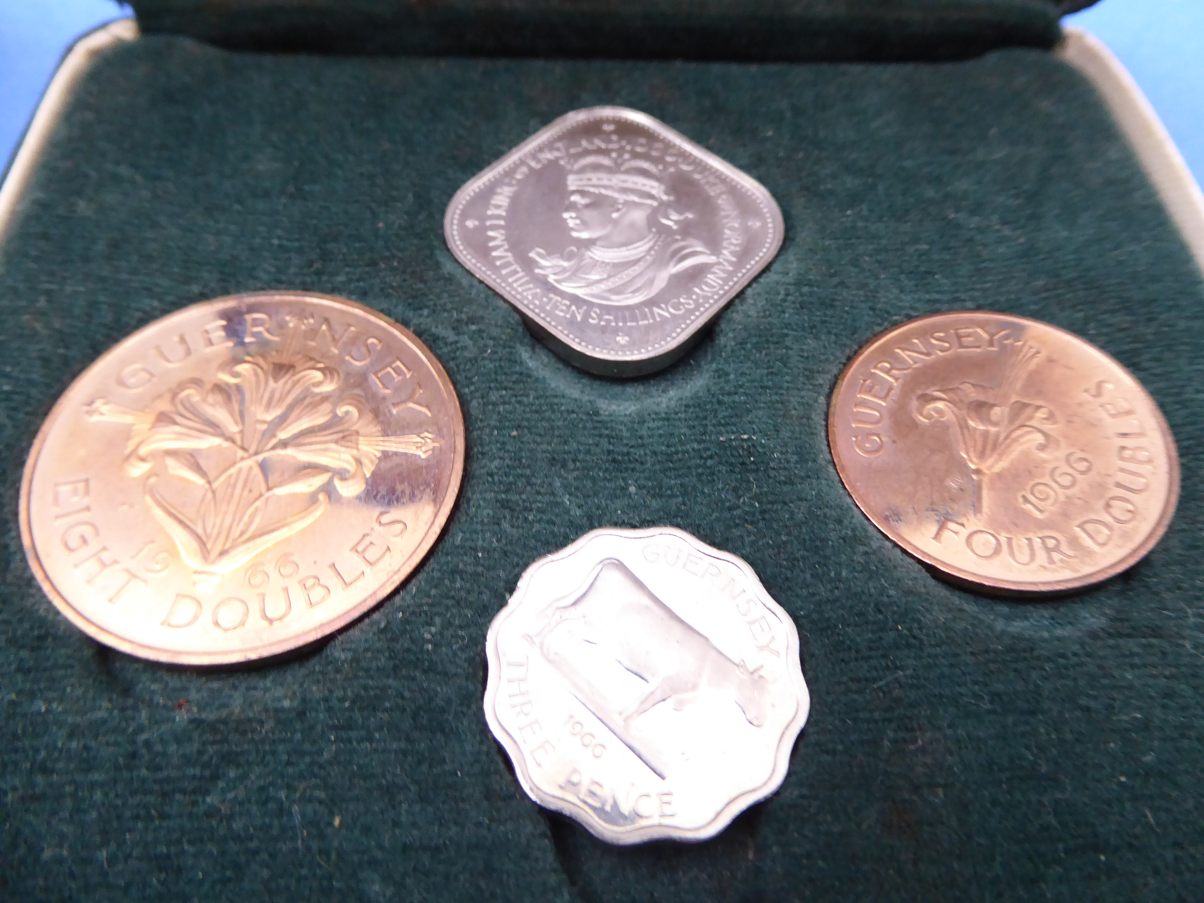 Approx. 37 commemorative crowns (1953-1980), a Guernsey 1966 proof set and a Duke of Windsor 1972 - Image 7 of 9