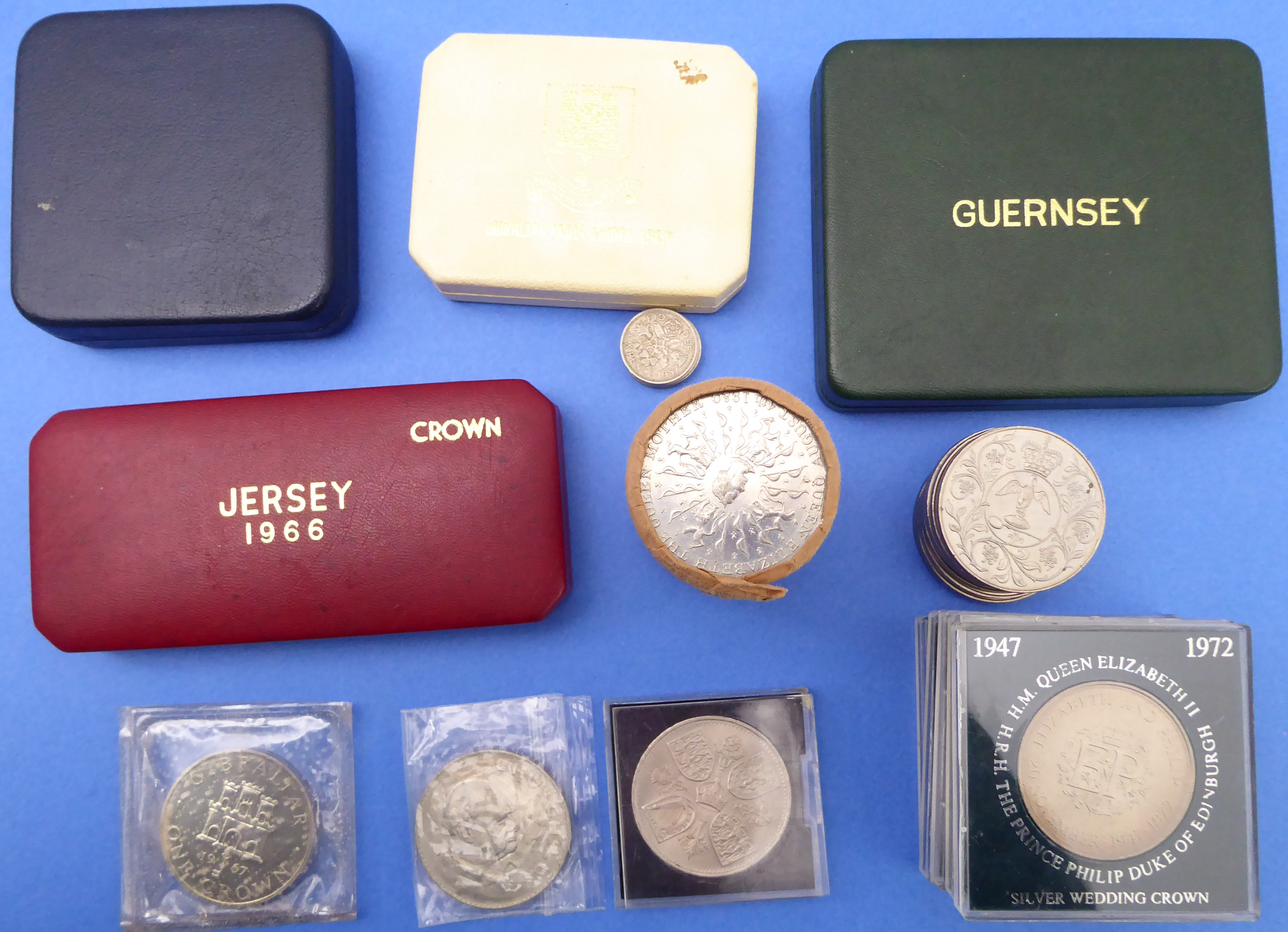 Approx. 37 commemorative crowns (1953-1980), a Guernsey 1966 proof set and a Duke of Windsor 1972 - Image 9 of 9