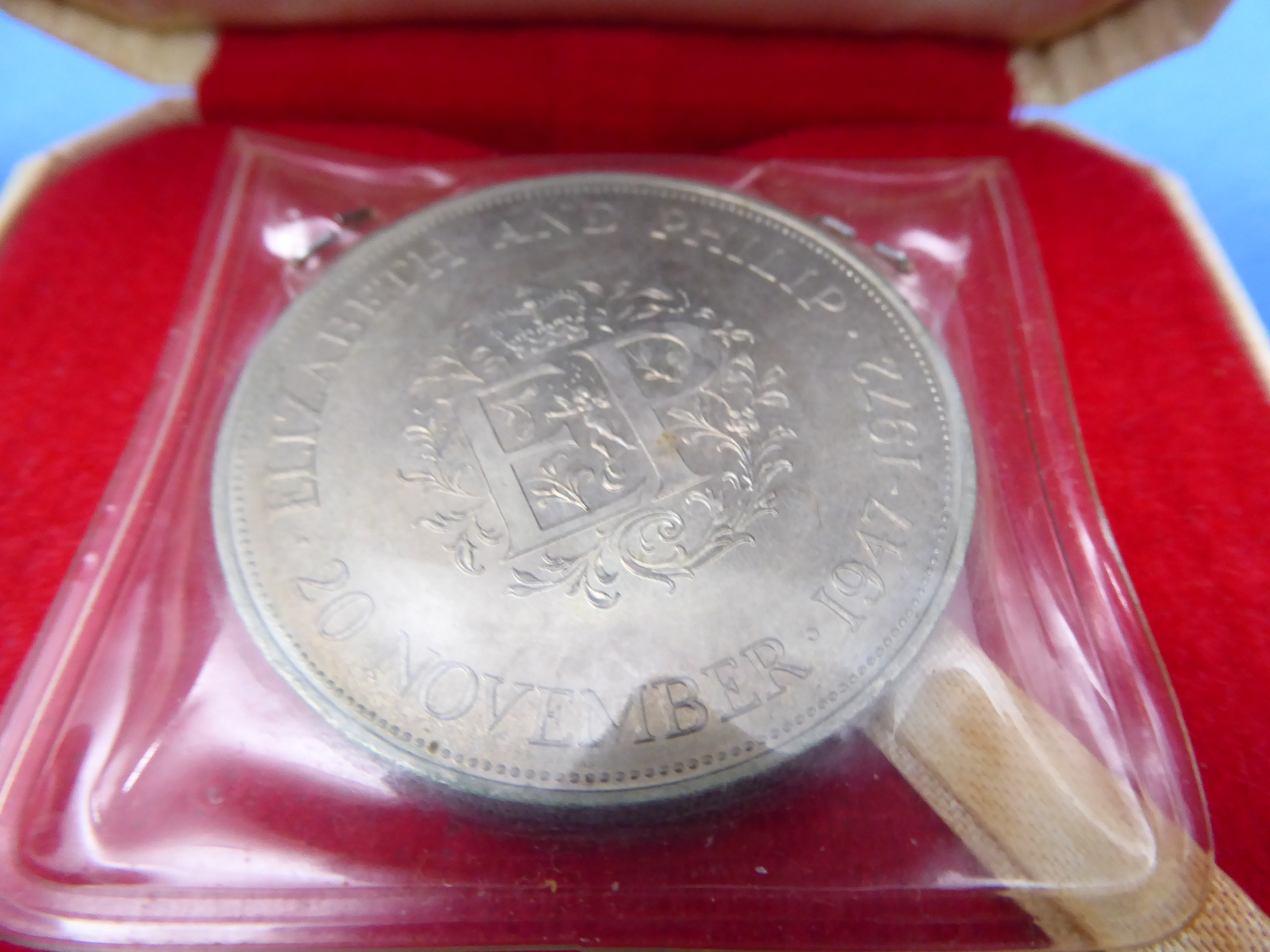 Approx. 37 commemorative crowns (1953-1980), a Guernsey 1966 proof set and a Duke of Windsor 1972 - Image 6 of 9