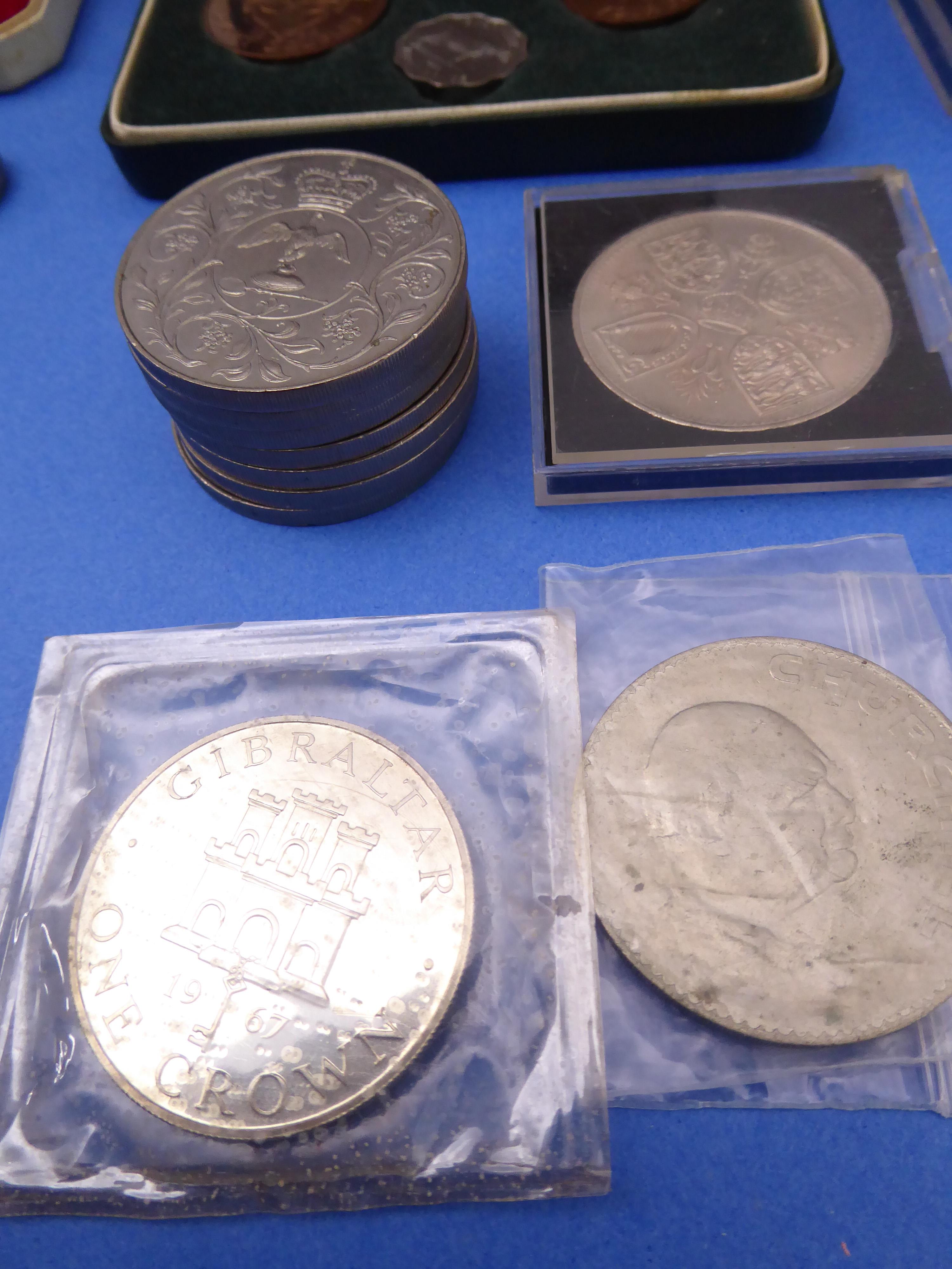 Approx. 37 commemorative crowns (1953-1980), a Guernsey 1966 proof set and a Duke of Windsor 1972 - Image 8 of 9