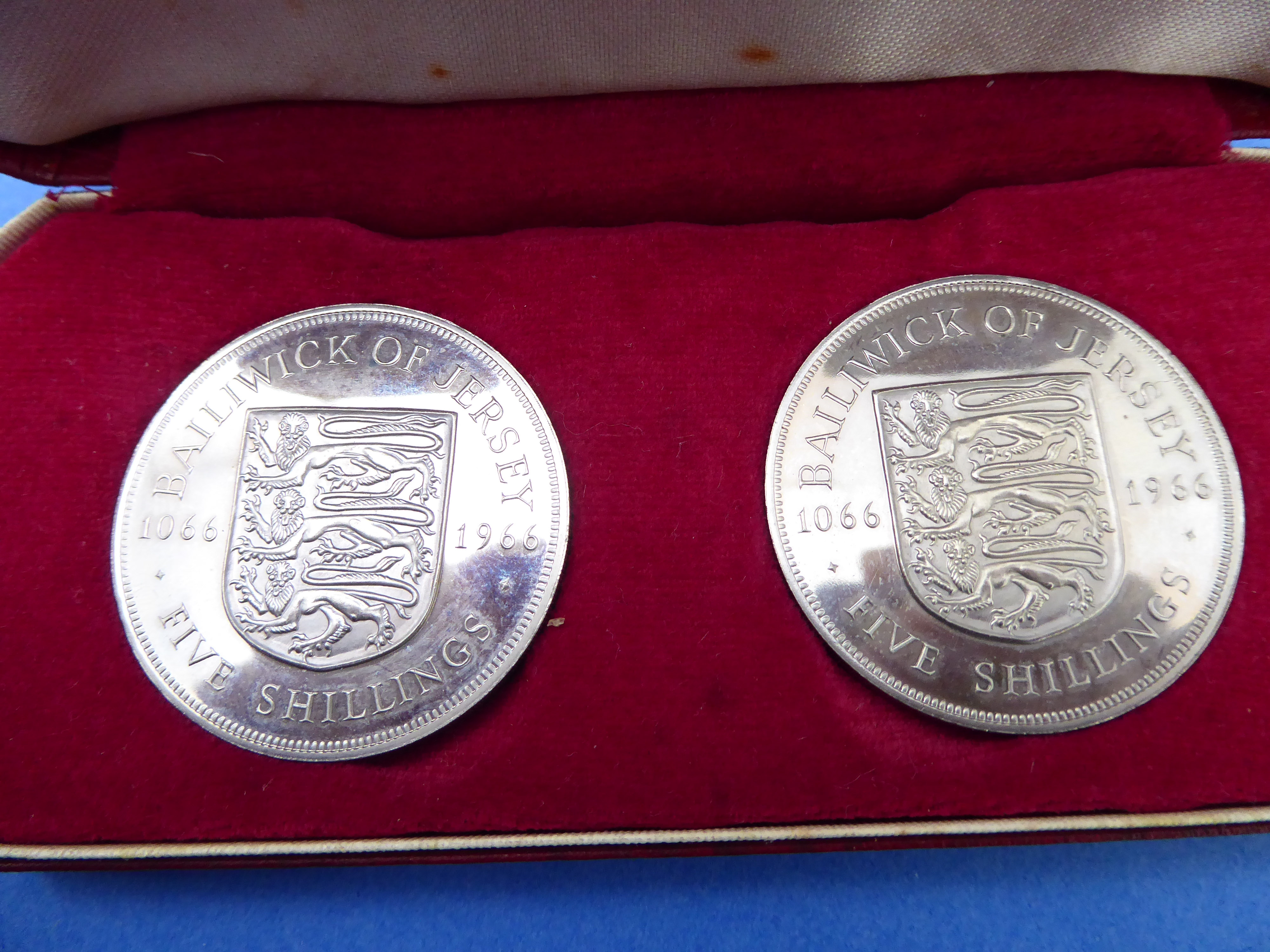 Approx. 37 commemorative crowns (1953-1980), a Guernsey 1966 proof set and a Duke of Windsor 1972 - Image 2 of 9