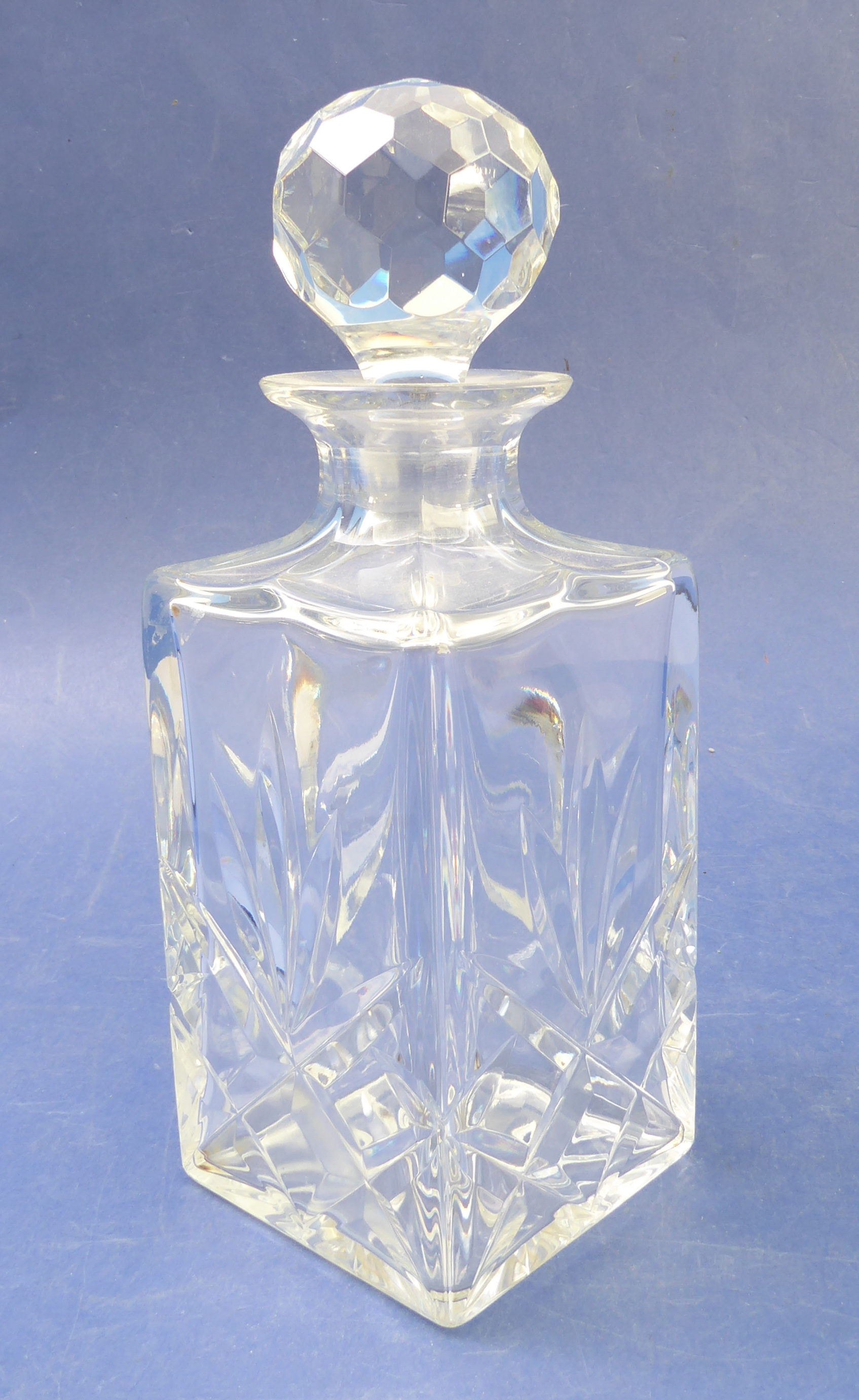 Fine quality glassware to include a hand-cut Spode decanter, a hand-cut mallet-shaped decanter, a - Image 5 of 8