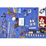 A mixed lot of costume jewellery, collectables, bijouterie and similar to include a single string of