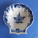 An 18th century Lowestoft blue and white pickle dish centrally hand decorated with a flower head