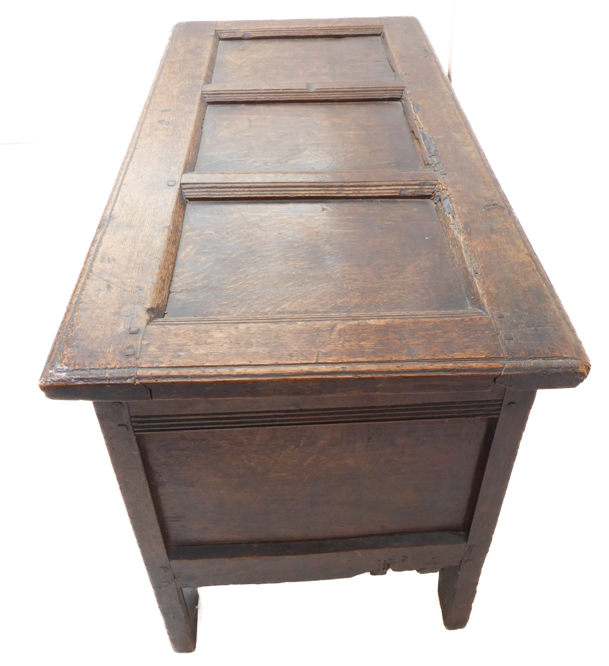 A late 17th / early 18th century oak chest of small proportions: the three-panel scratch moulded top - Image 5 of 6