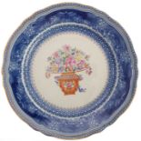 A 305-piece Mottahedeh 'Mandarin Bouquet' pattern porcelain dinner service: 39 x 26cm, 79 x 24cm and