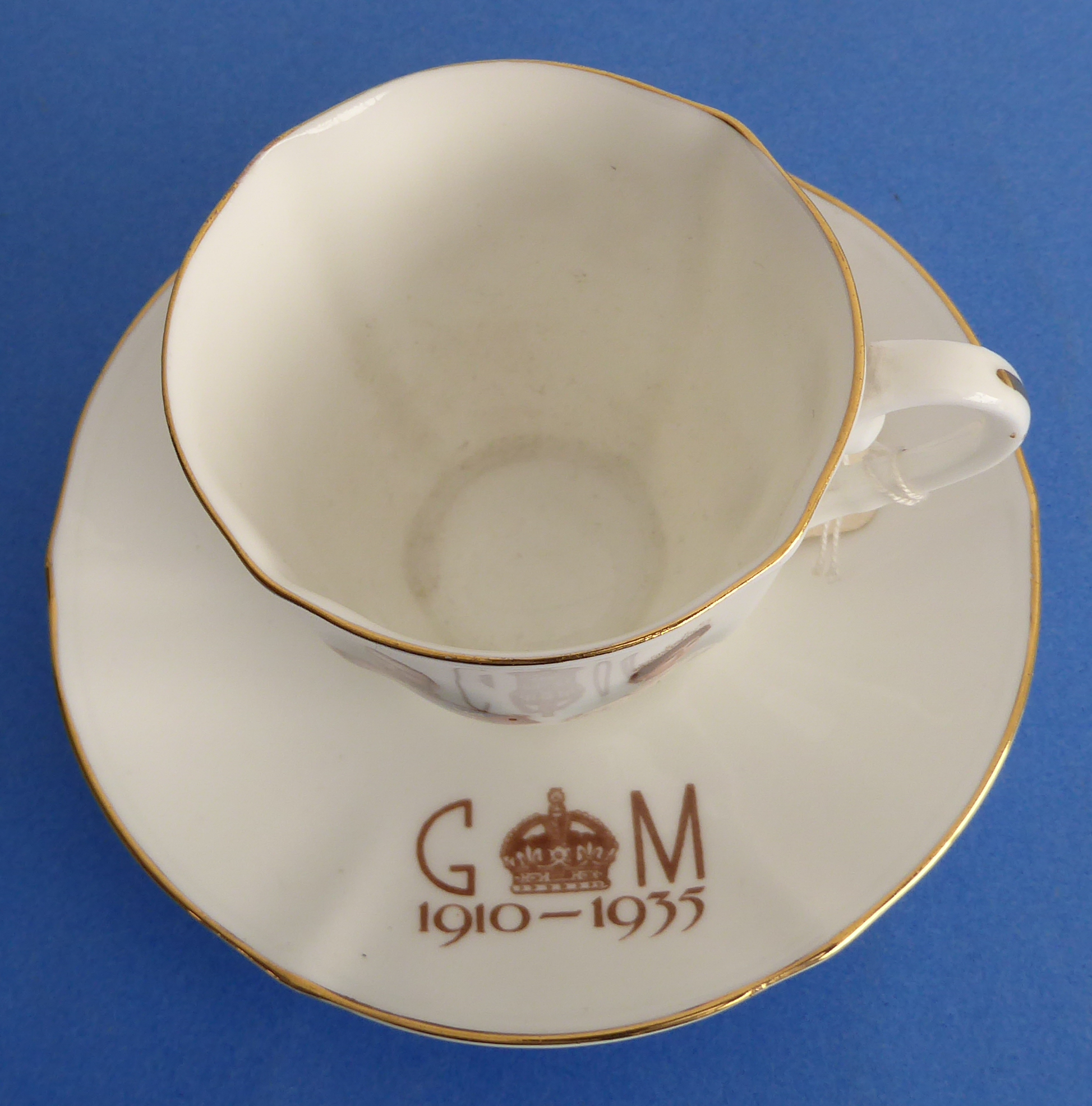 Mostly George V commemorative ware (1910-1936) to include: CORONATION A pair of ribbon plates (21. - Image 20 of 43