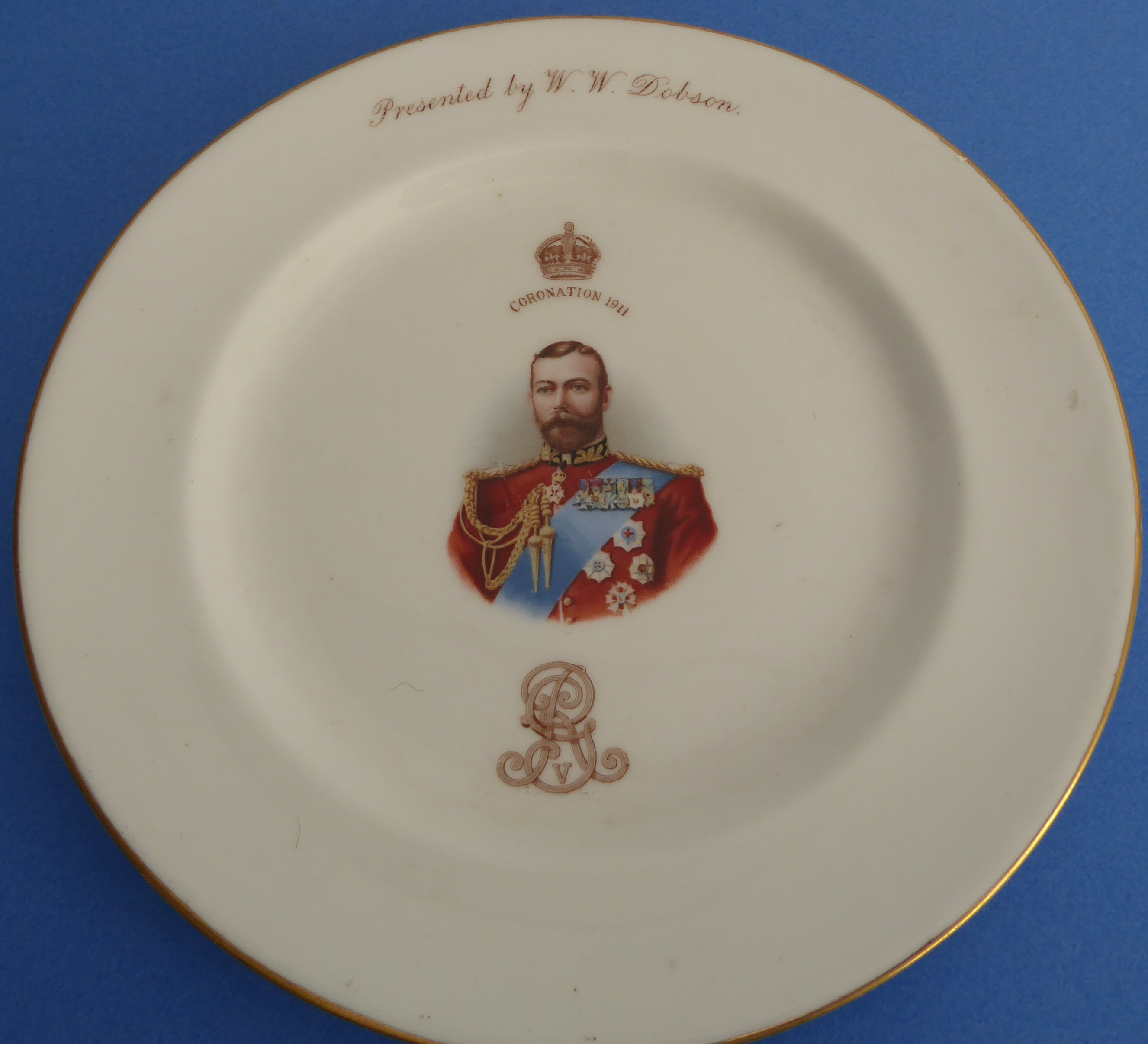 Mostly George V commemorative ware (1910-1936) to include: CORONATION A pair of ribbon plates (21. - Image 19 of 43