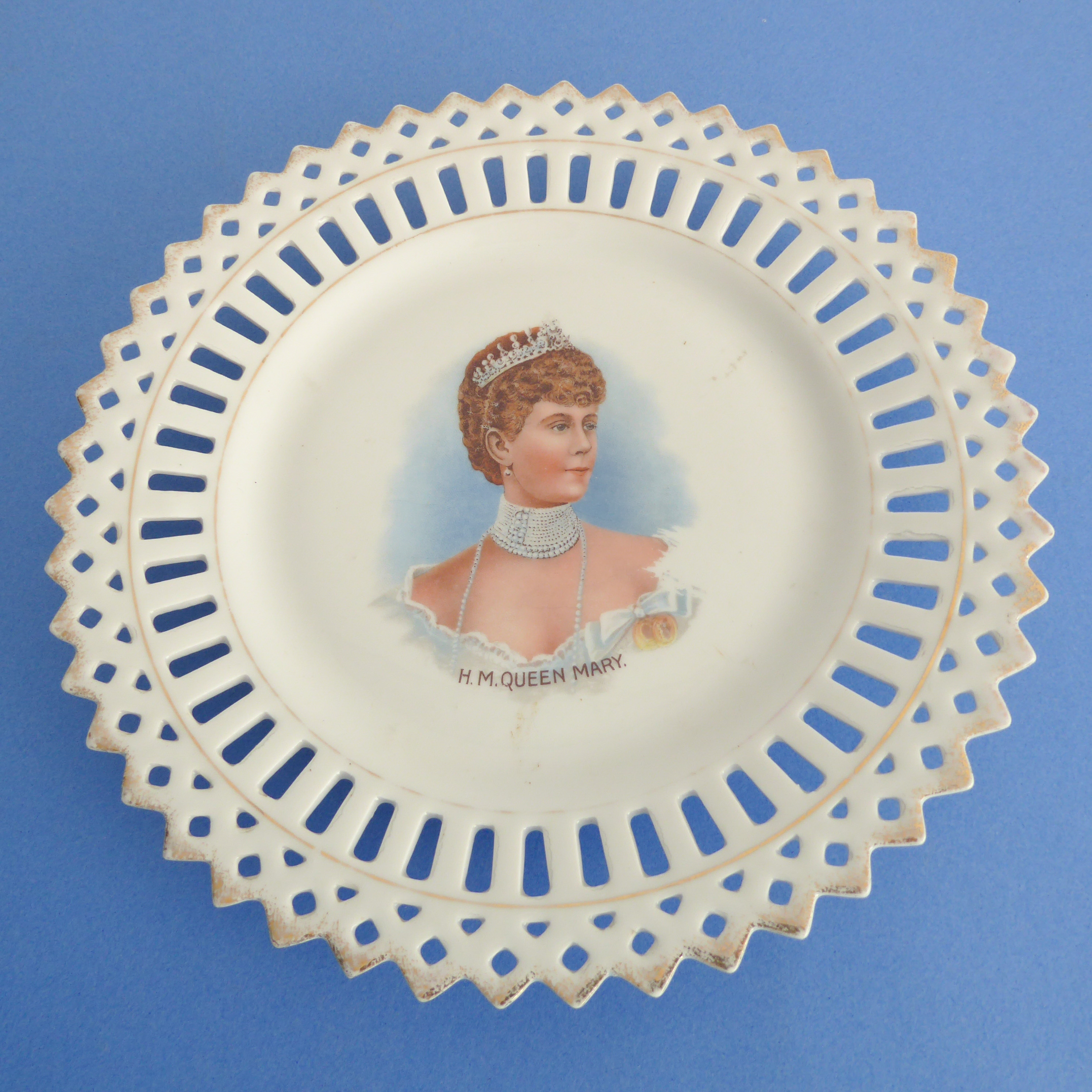 Mostly George V commemorative ware (1910-1936) to include: CORONATION A pair of ribbon plates (21. - Image 14 of 43