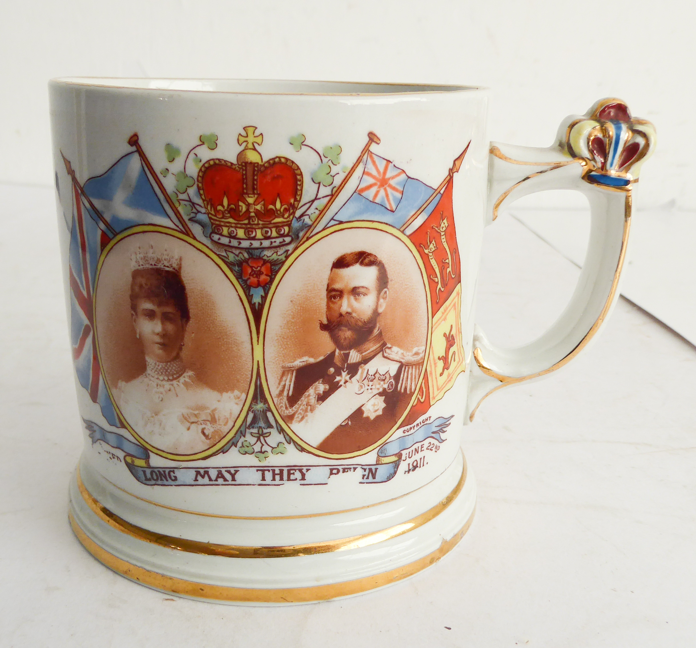 Mostly George V commemorative ware (1910-1936) to include: CORONATION A pair of ribbon plates (21. - Image 9 of 43