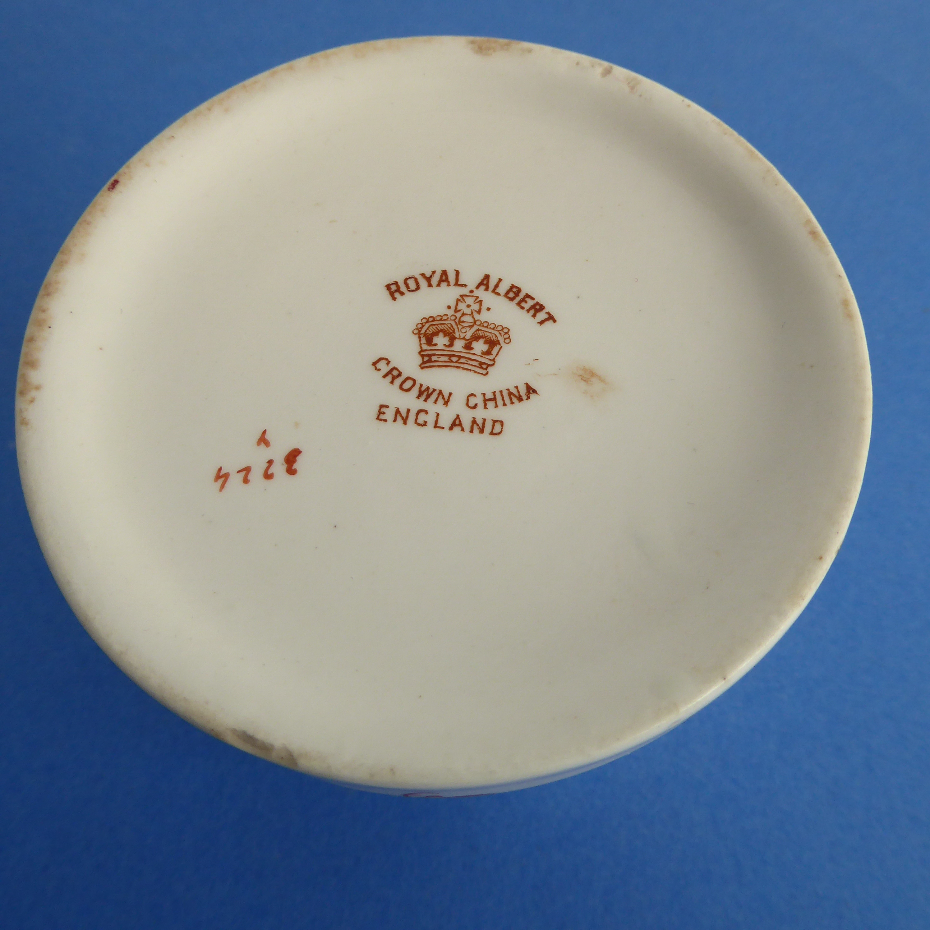 Mostly George V commemorative ware (1910-1936) to include: CORONATION A pair of ribbon plates (21. - Image 38 of 43