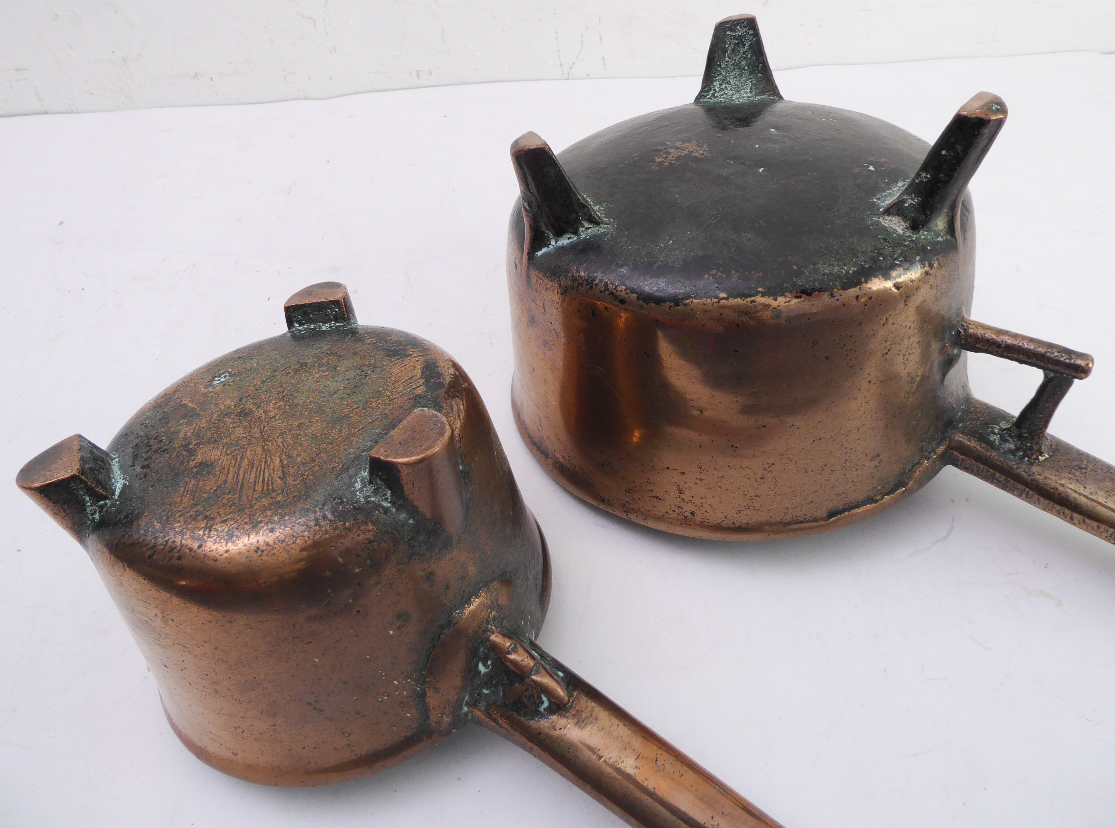 An interesting assortment to include: two three-legged brass skillets (12.5 and 17.5 cm in - Image 2 of 11