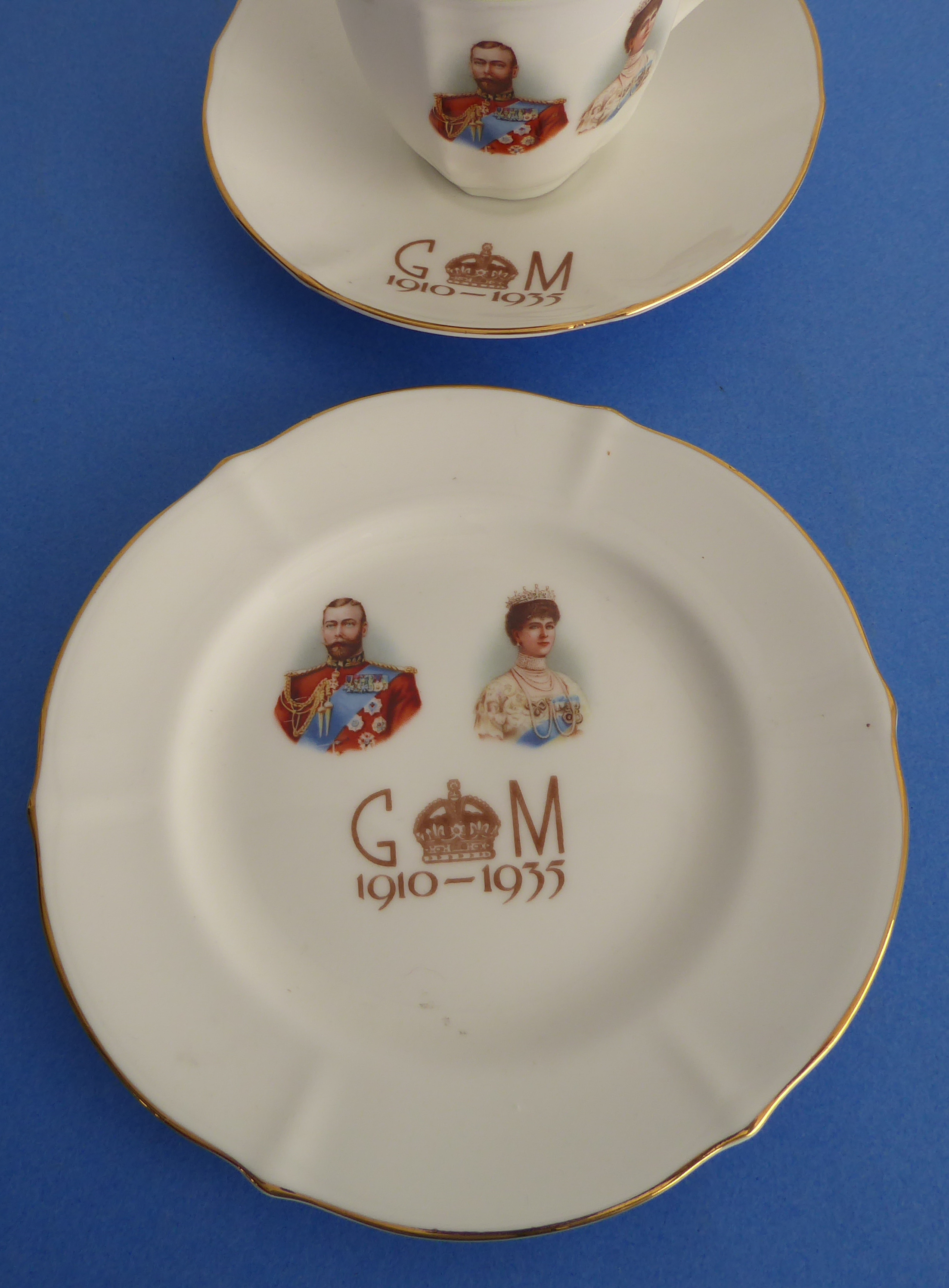 Mostly George V commemorative ware (1910-1936) to include: CORONATION A pair of ribbon plates (21. - Image 22 of 43