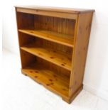 A modern pine open bookcase (82.5cm wide x 28cm deep x 89.5cm high)