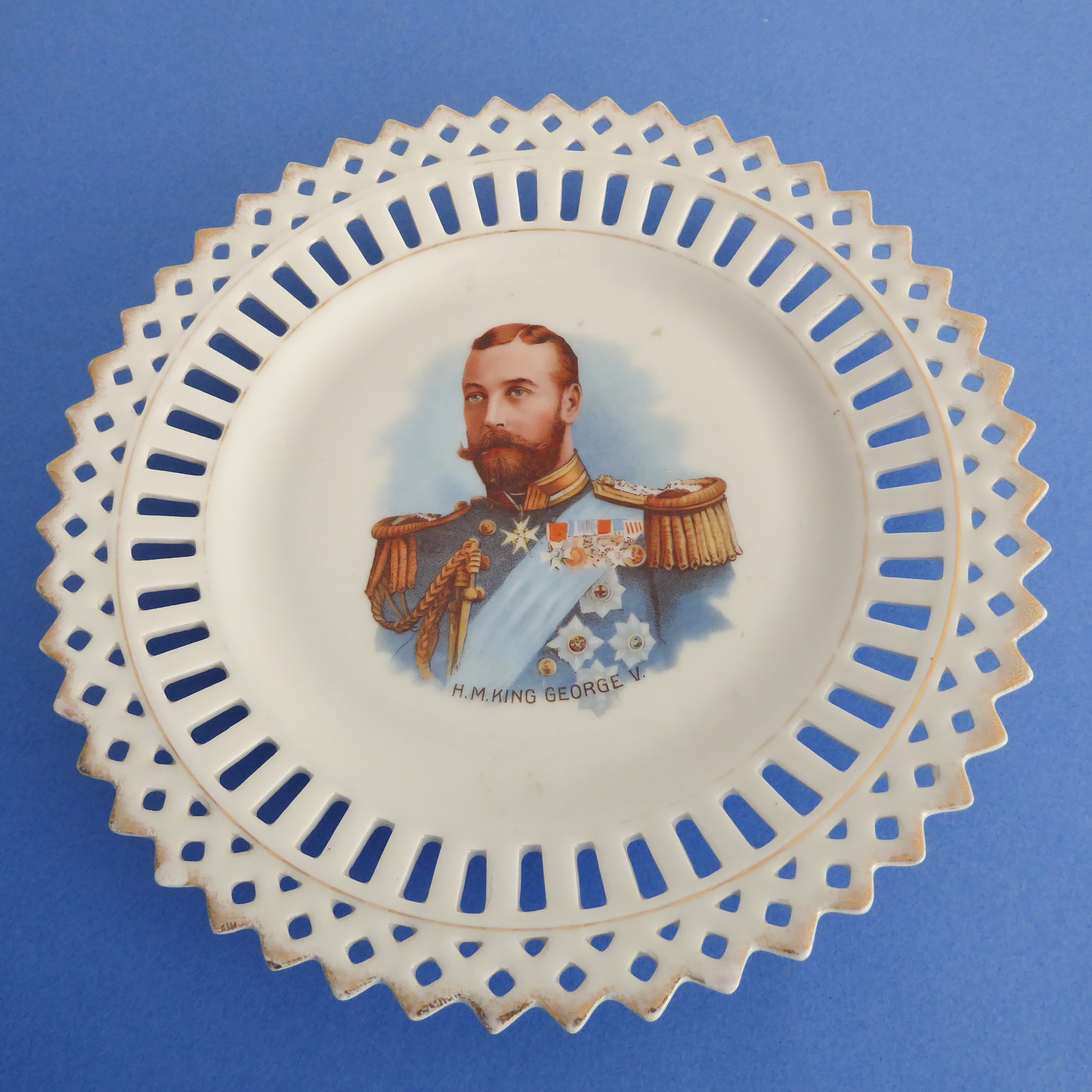 Mostly George V commemorative ware (1910-1936) to include: CORONATION A pair of ribbon plates (21. - Image 15 of 43