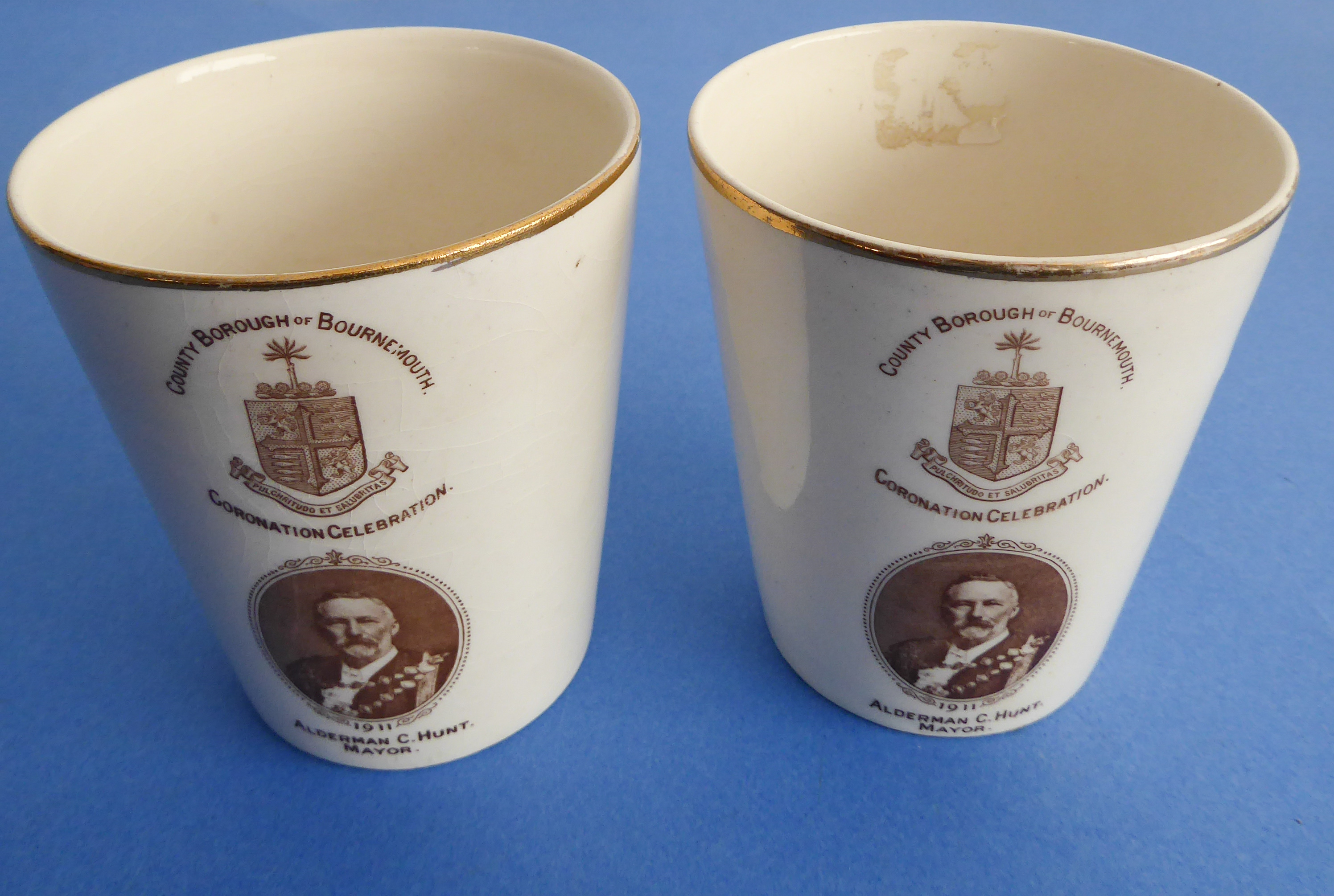 Mostly George V commemorative ware (1910-1936) to include: CORONATION A pair of ribbon plates (21. - Image 32 of 43