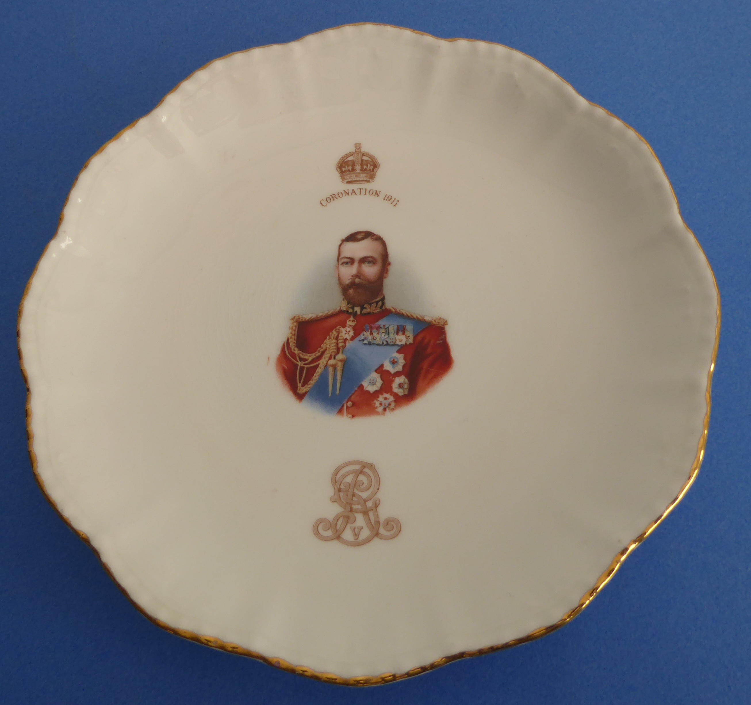Mostly George V commemorative ware (1910-1936) to include: CORONATION A pair of ribbon plates (21. - Image 17 of 43