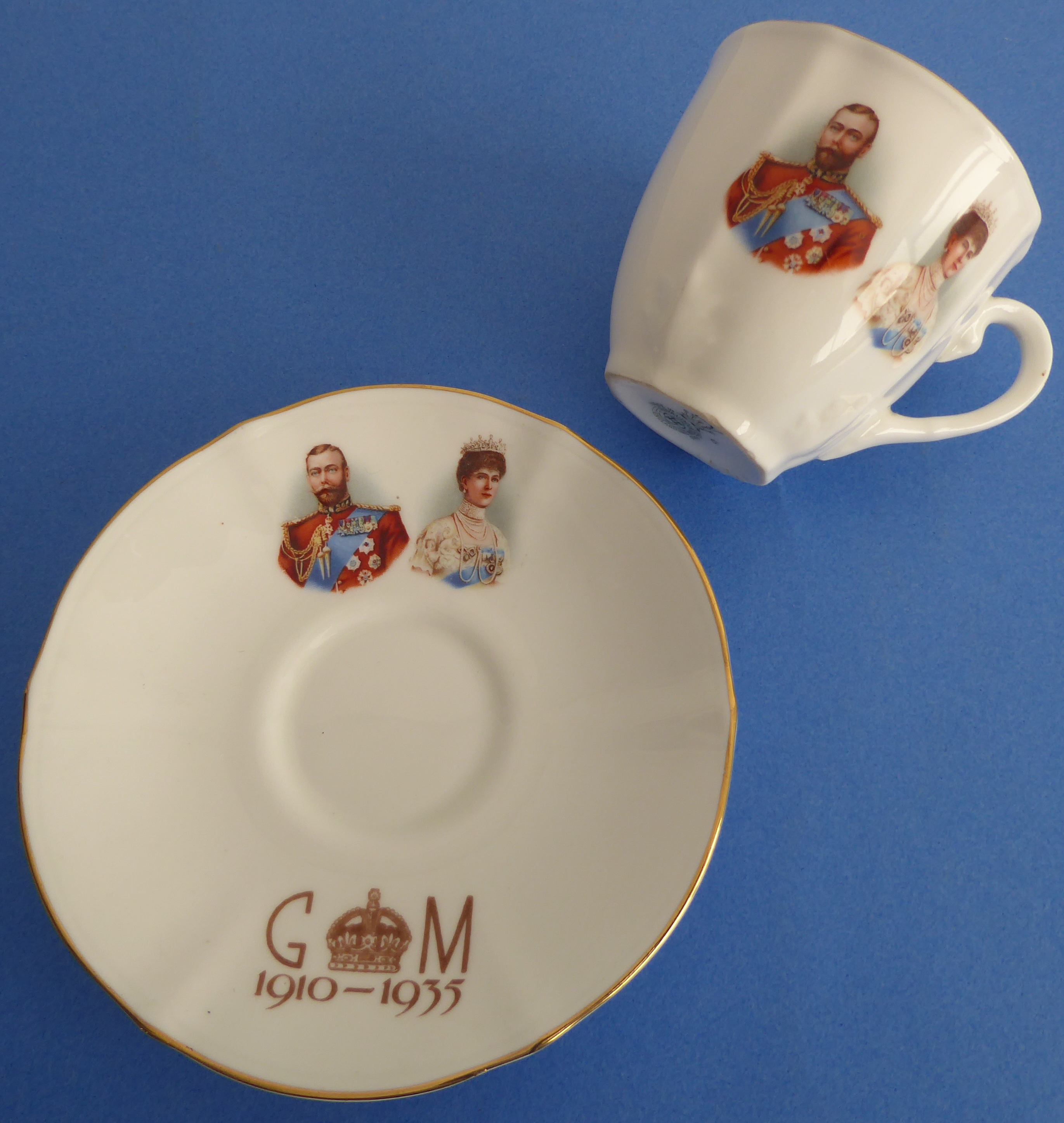 Mostly George V commemorative ware (1910-1936) to include: CORONATION A pair of ribbon plates (21. - Image 21 of 43