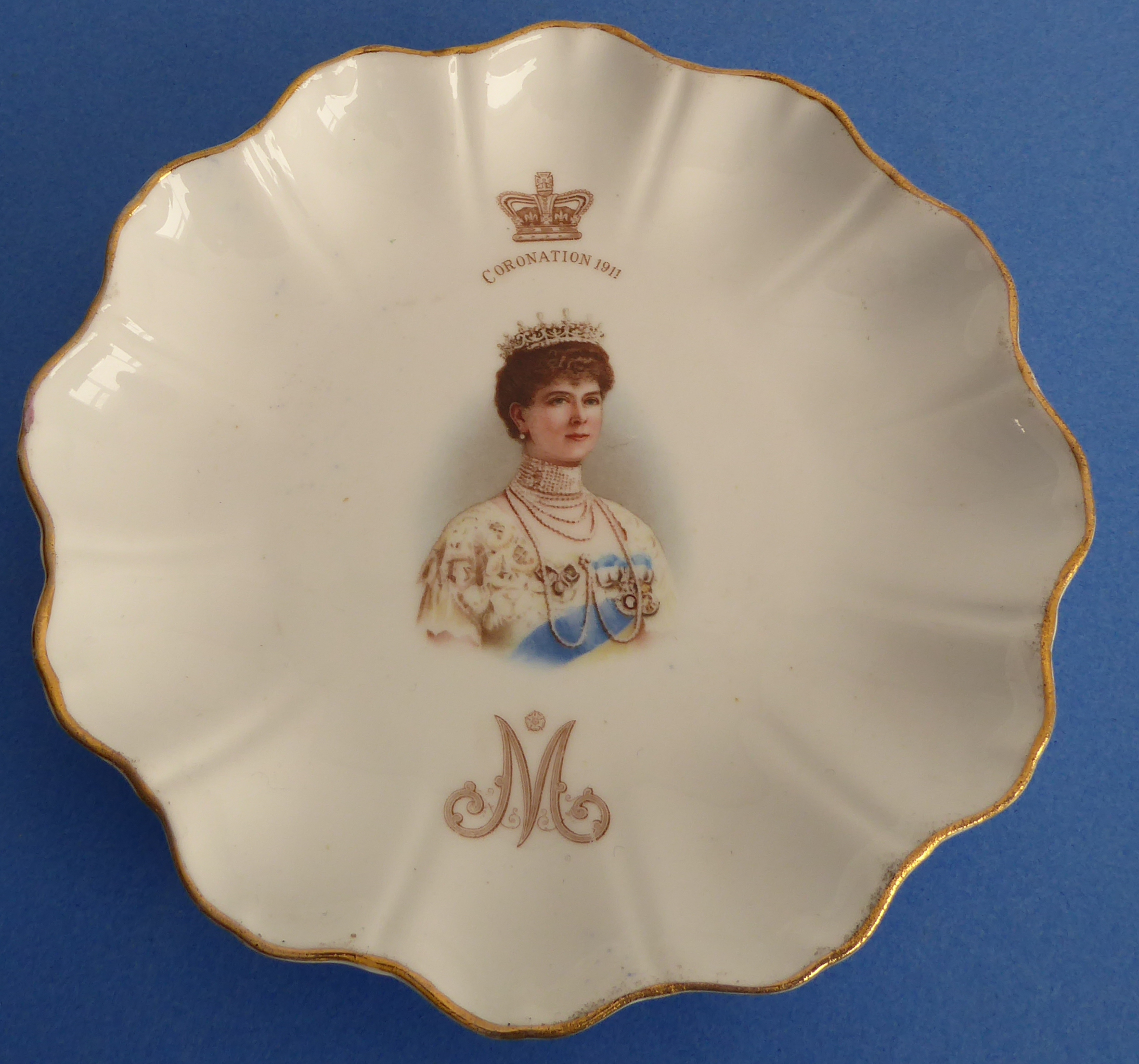 Mostly George V commemorative ware (1910-1936) to include: CORONATION A pair of ribbon plates (21. - Image 16 of 43