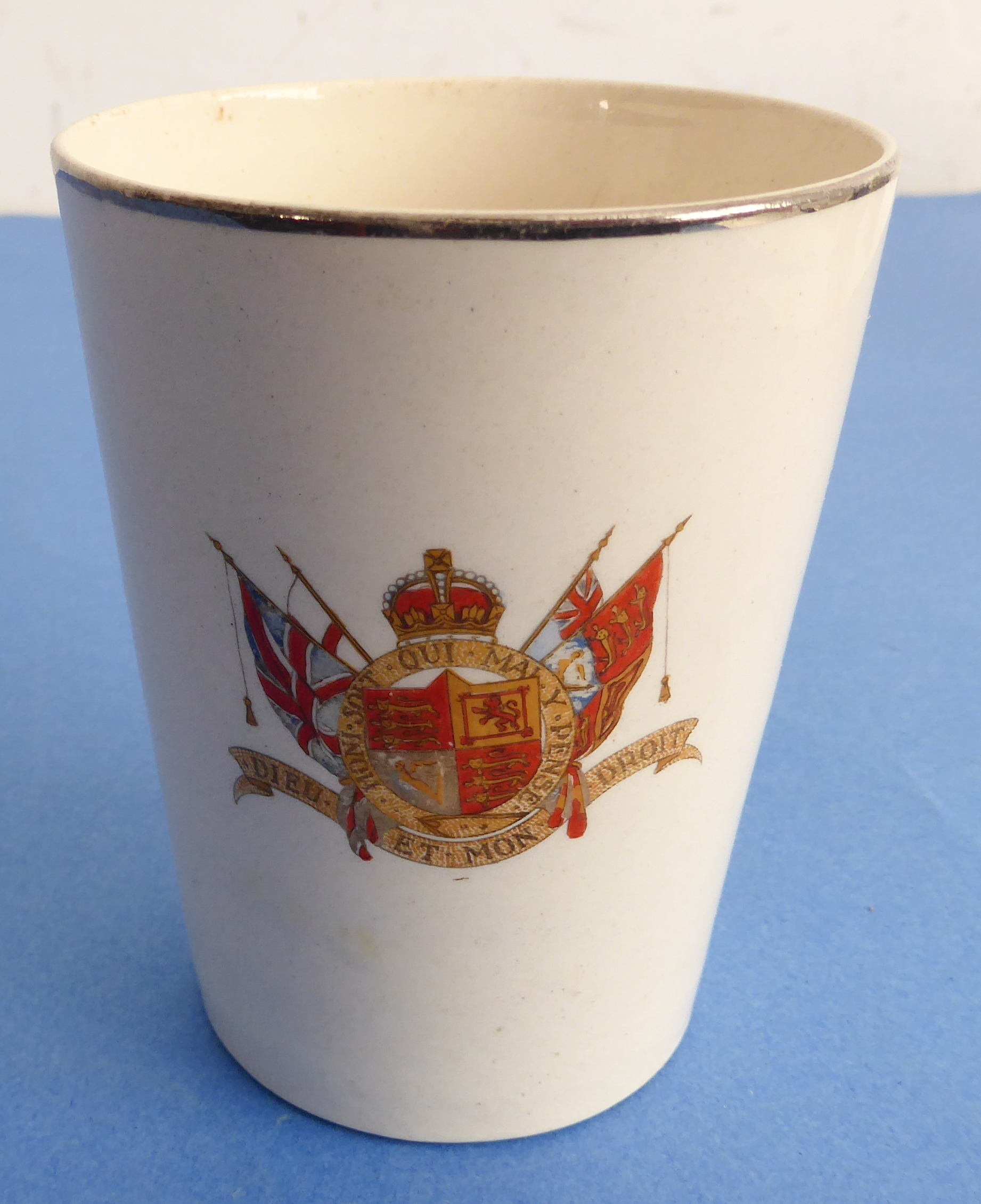 Mostly George V commemorative ware (1910-1936) to include: CORONATION A pair of ribbon plates (21. - Image 31 of 43