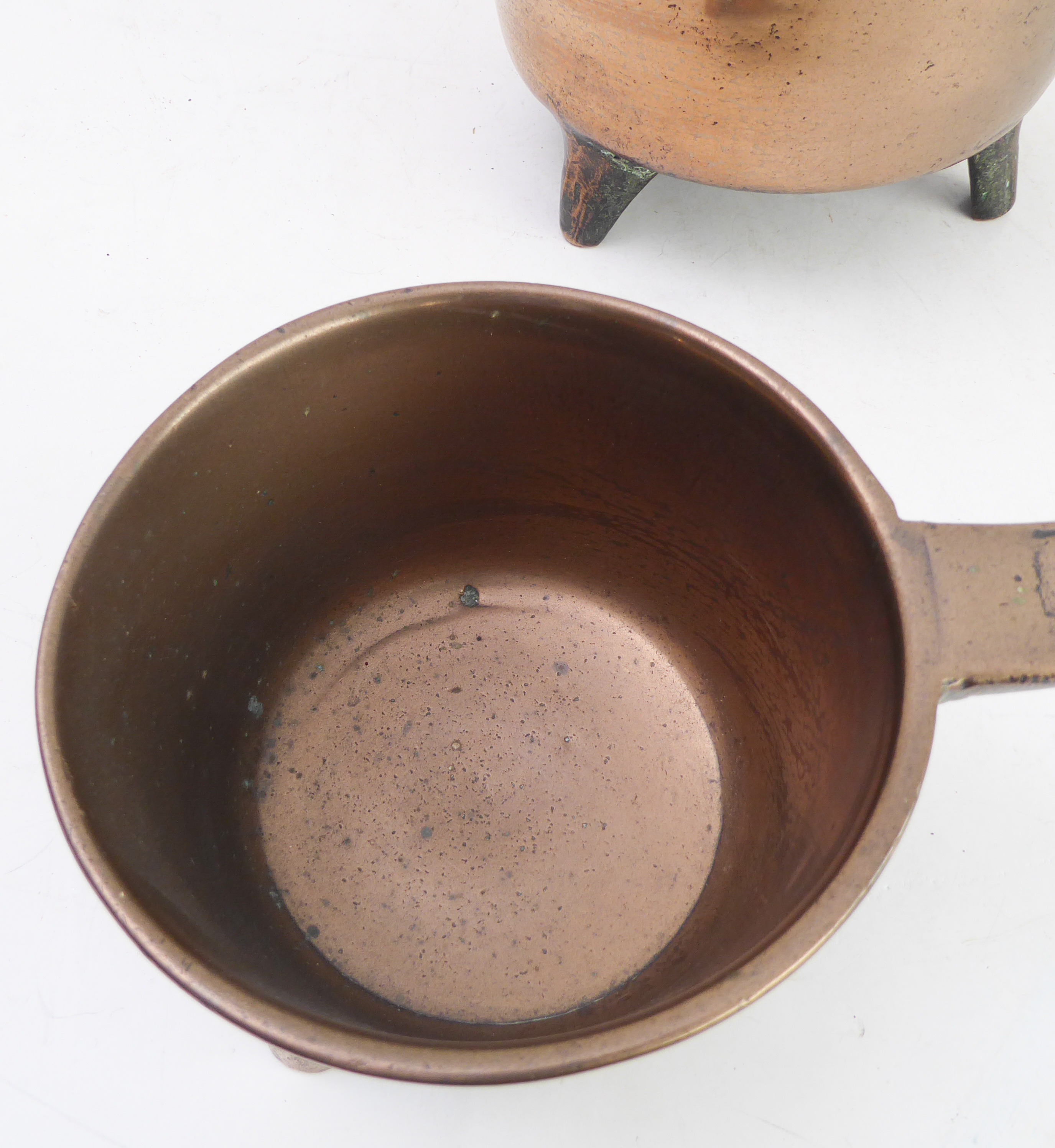An interesting assortment to include: two three-legged brass skillets (12.5 and 17.5 cm in - Image 3 of 11