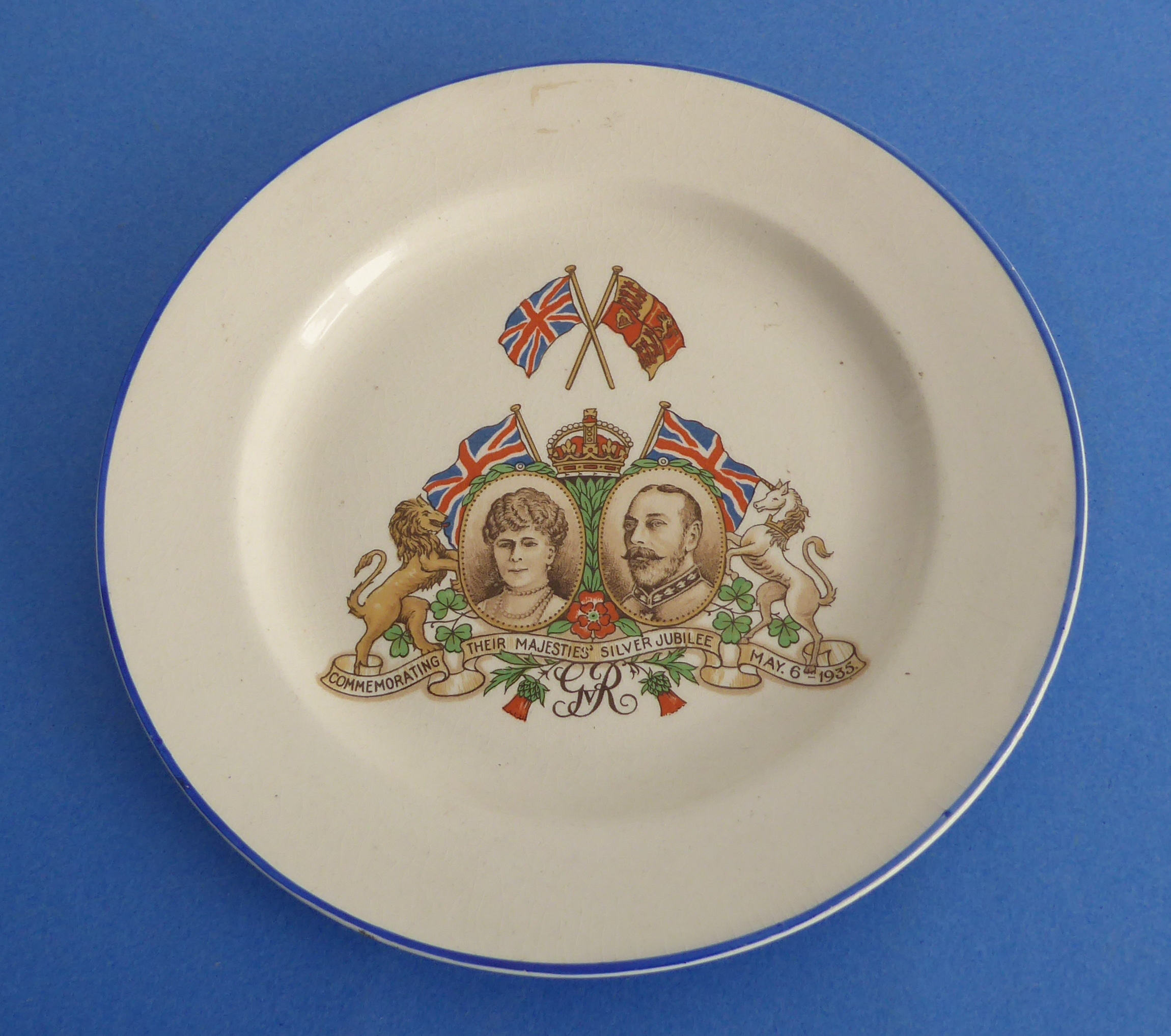 Mostly George V commemorative ware (1910-1936) to include: CORONATION A pair of ribbon plates (21. - Image 23 of 43