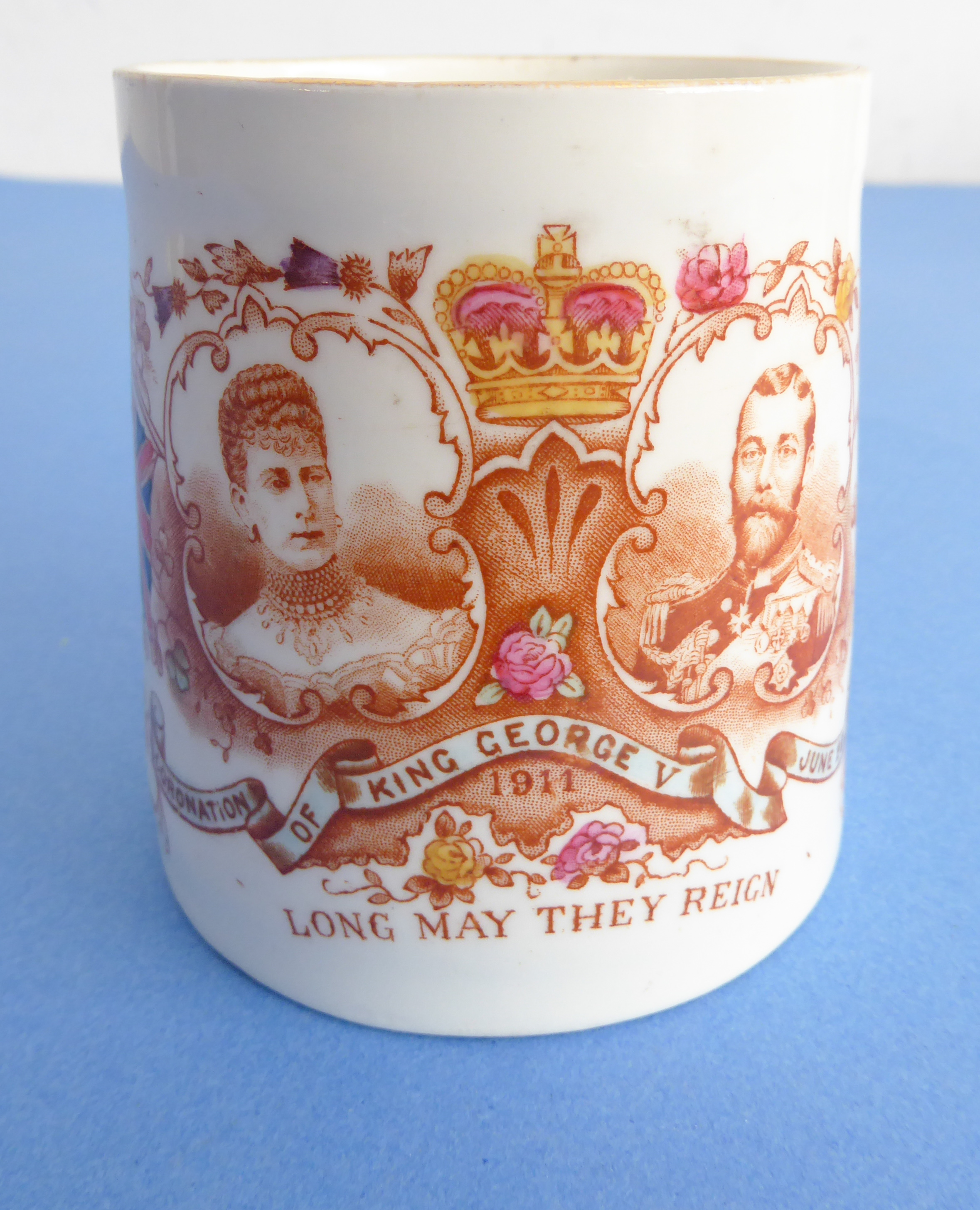 Mostly George V commemorative ware (1910-1936) to include: CORONATION A pair of ribbon plates (21. - Image 35 of 43