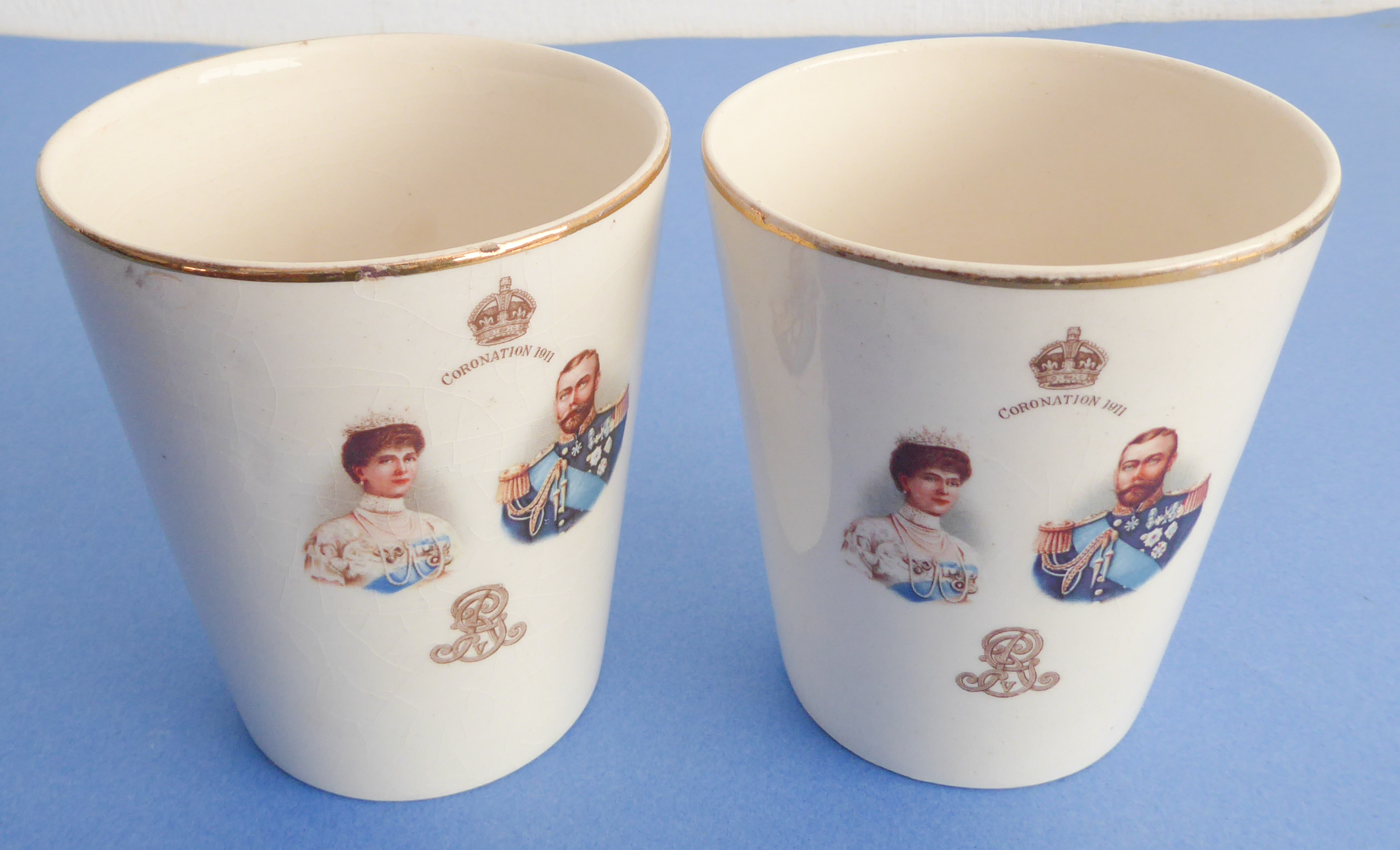 Mostly George V commemorative ware (1910-1936) to include: CORONATION A pair of ribbon plates (21. - Image 33 of 43