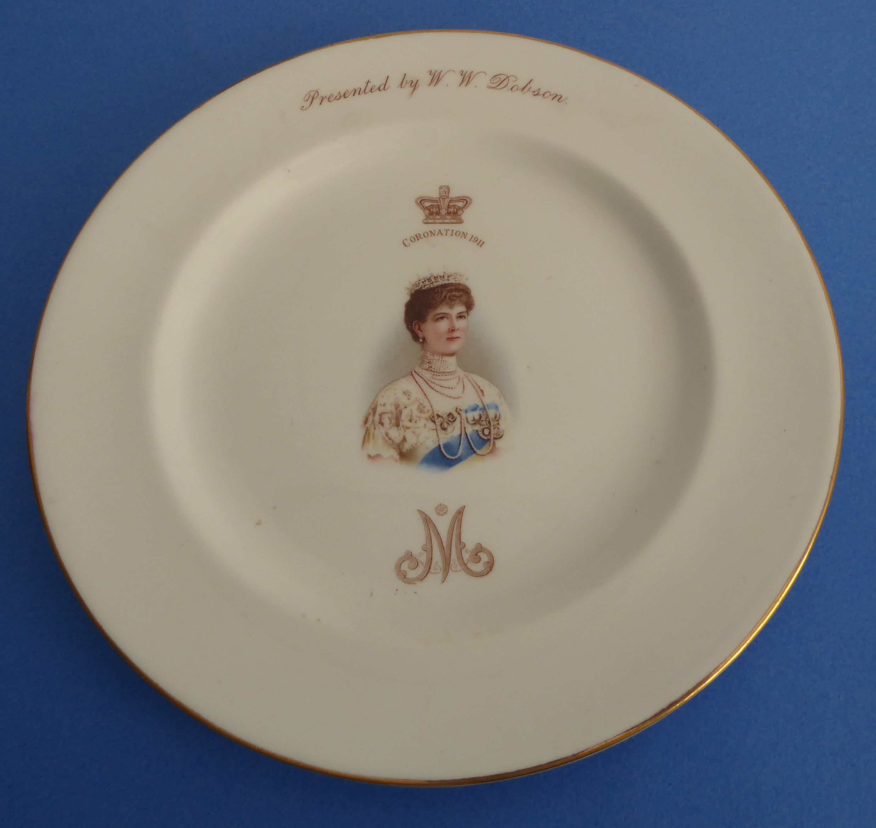 Mostly George V commemorative ware (1910-1936) to include: CORONATION A pair of ribbon plates (21. - Image 18 of 43