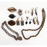 An interesting selection of costume jewellery to include Art Deco style brooches, earrings, an