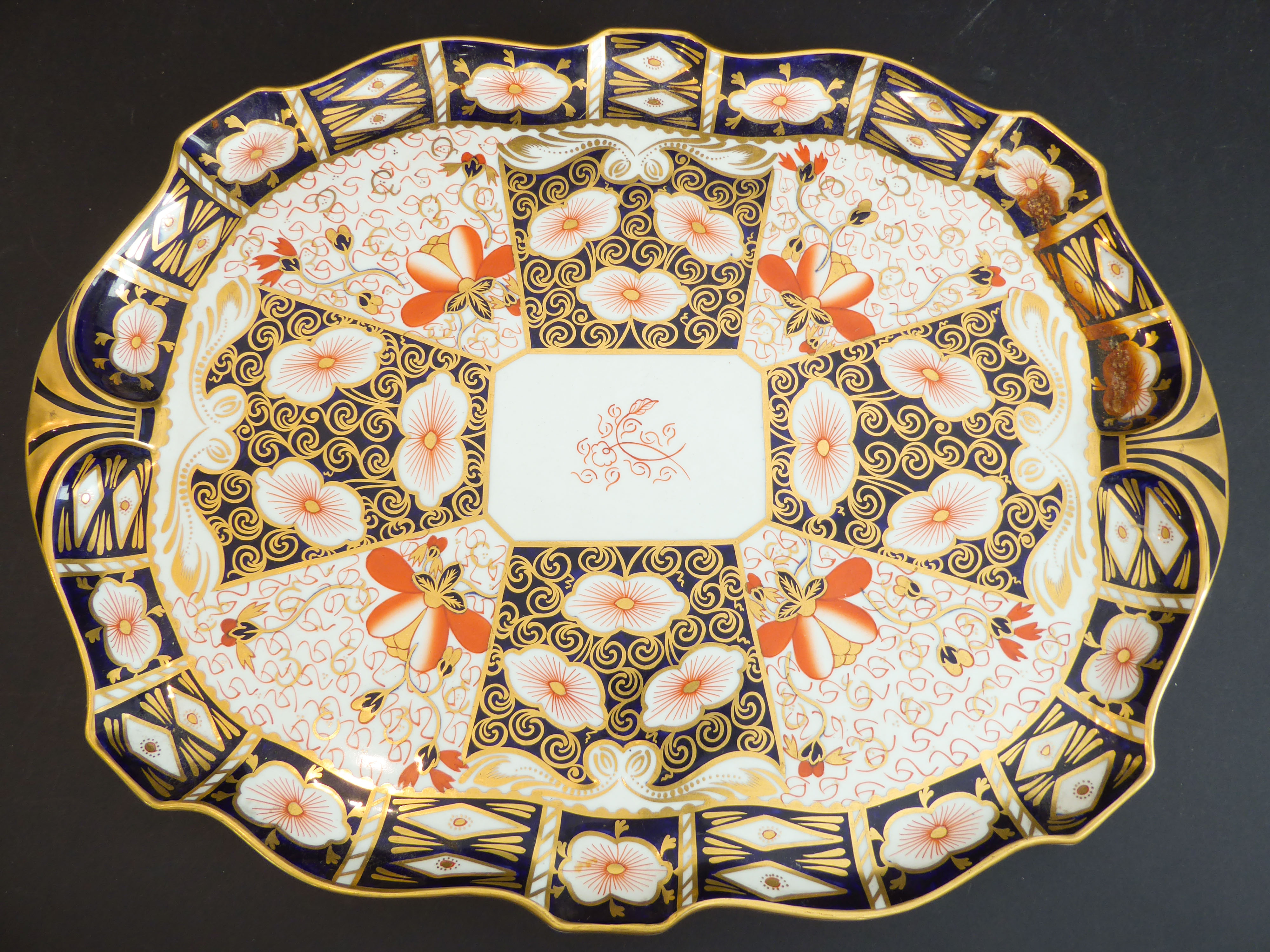 A large Royal Crown Derby porcelain serving tray: hand-gilded and decorated in the Imari palette ( - Bild 2 aus 4