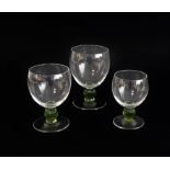 75 Murano glasses with green ribbed globe stems and comprising three sets of 9 x 13 cm, 30 x 12 cm