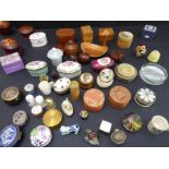 52 pieces of small, decorative bijouterie and boxes to include ceramic, enamel, treen and others