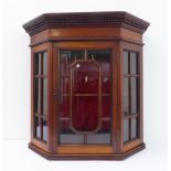 A fine quality early 20th century mahogany hanging corner cupboard in George III style: dentil