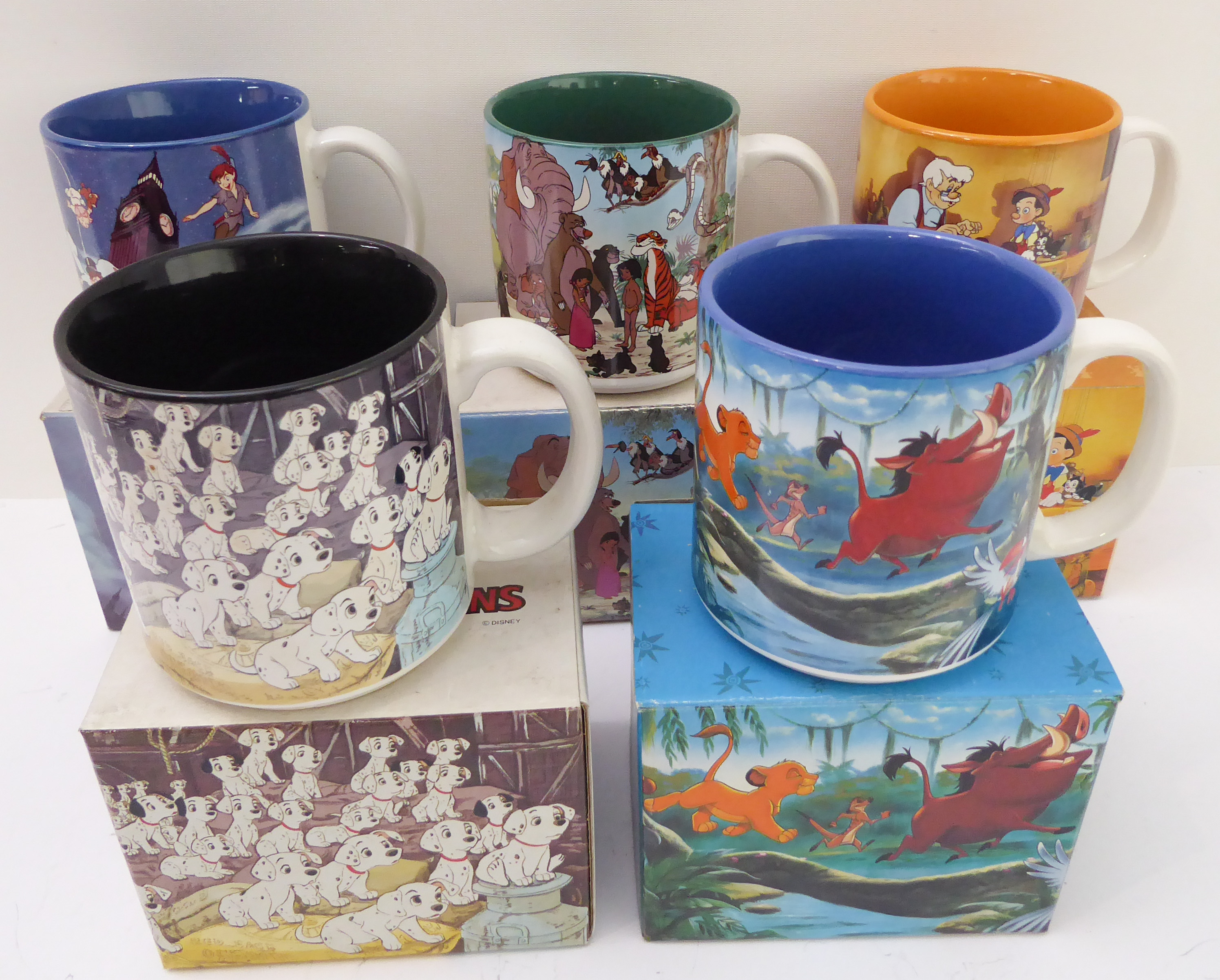 Five boxed Walt Disney Classics ceramic mugs : The Lion King, 101 Dalmatians, Peter Pan, Pinocchio