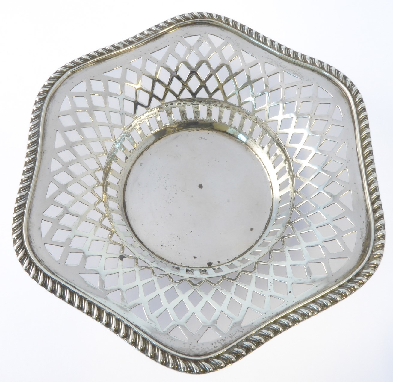 A pair of pierced hallmarked silver bonbon dishes of hexagonal form and on three legs, assayed - Image 2 of 4