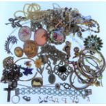 Assorted jewellery and costume jewellery including a mid-Victorian closed-back, oval garnet (