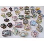 Thirty small boxes and covers to include: 11 William Morris Collection Fine Bone China; 13 William