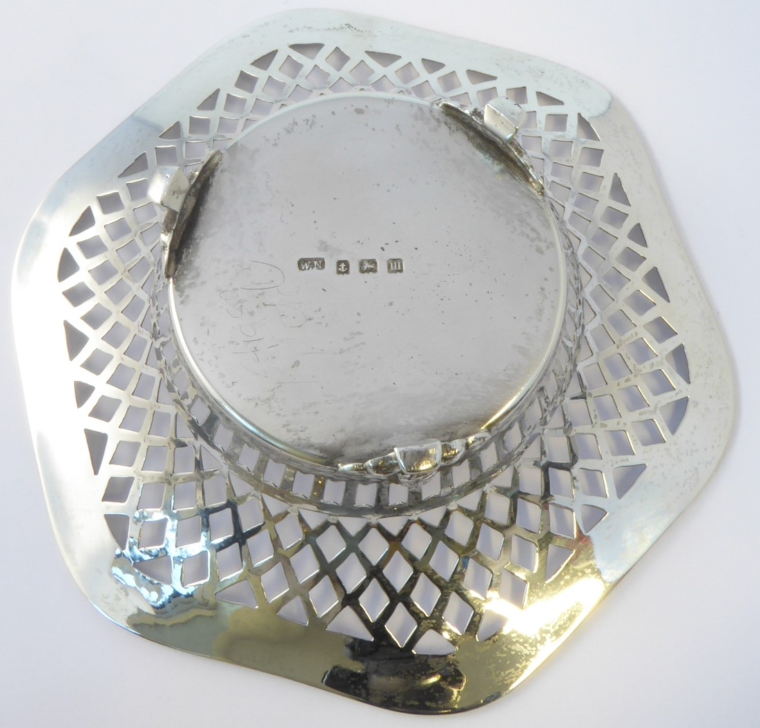 A pair of pierced hallmarked silver bonbon dishes of hexagonal form and on three legs, assayed - Image 3 of 4