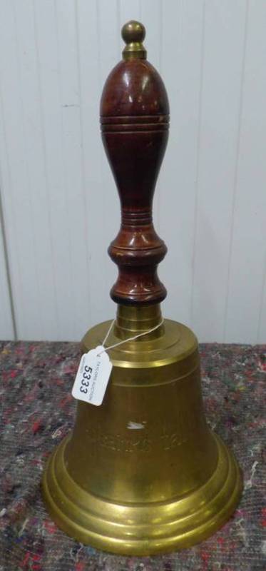 20TH CENTURY BRASS & MAHOGANY HAND BELL MARKED CAPTAINS TABLE 40CM TALL