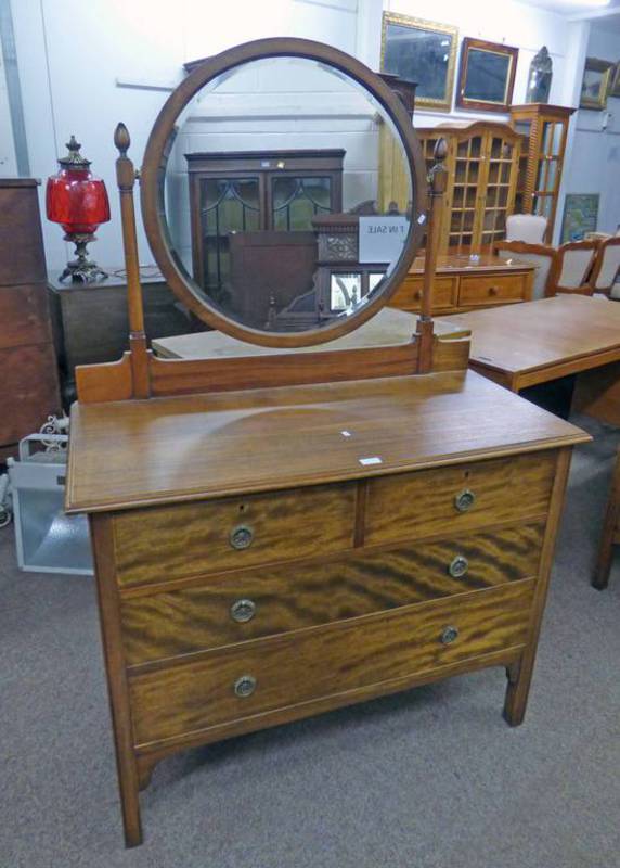20TH CENTURY WALNUT DRESSING CHEST WITH MIRROR OVER 2 SHORT & 2 LONG DRAWERS ON SQUARE SUPPORTS,