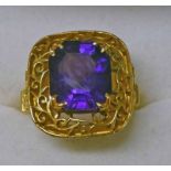 18CT GOLD AMETHYST SET RING WITH PIERCED MOUNT - 8 G Condition Report: Ring head: 18.