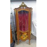 20TH CENTURY DISPLAY CASE WITH SERPENTINE FRONT, ORMOLU MOUNTS,