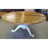 19TH CENTURY PINE CIRCULAR DINING TABLE ON PAINTED BASE WITH 3 SPREADING SUPPORTS,