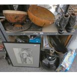 SELECTION OF VARIOUS ITEMS TO INCLUDE A TABLE LAMP, CARVED BOWLS,