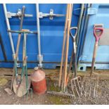 SELECTION OF VARIOUS GARDEN TOOLS TO INCLUDE RAKES,