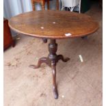 EARLY 19TH CENTURY OAK CIRCULAR TOPPED PEDESTAL TABLE ON 3 SPREADING SUPPORTS